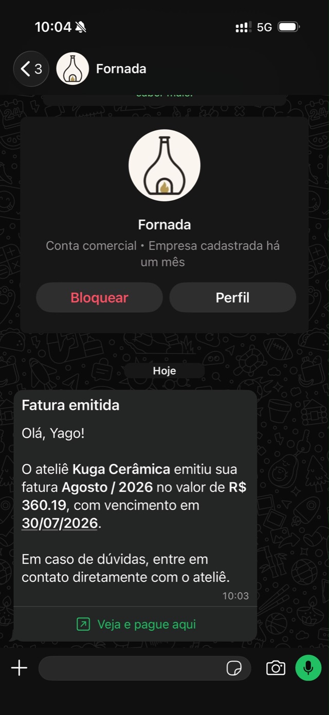 Print de WhatsApp: mensagem automática avisando que o ateliê Kuga Cerâmica emitiu a fatura de Agosto/2026 no valor de R$ 360,19, com o botão “Veja e pague aqui”.